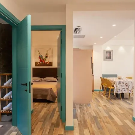 Luxury Golden 3 Apartment *