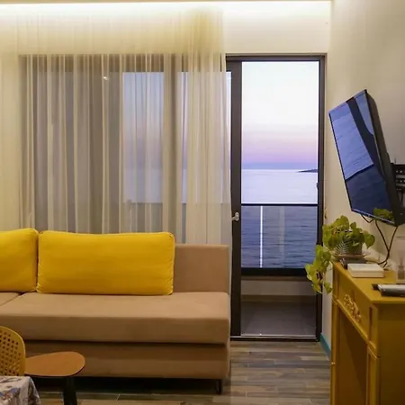 Luxury Golden 3 Apartment *