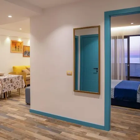 Luxury Golden 3 Apartment *