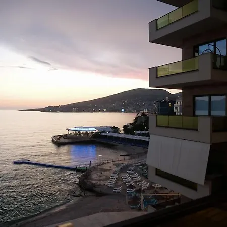 Luxury Golden 3 Apartment *